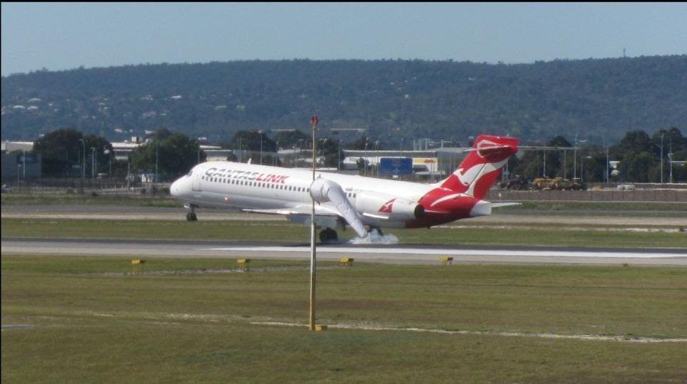 Windsocks-Australia-Qantas-Windsock-White-Airport-Perth